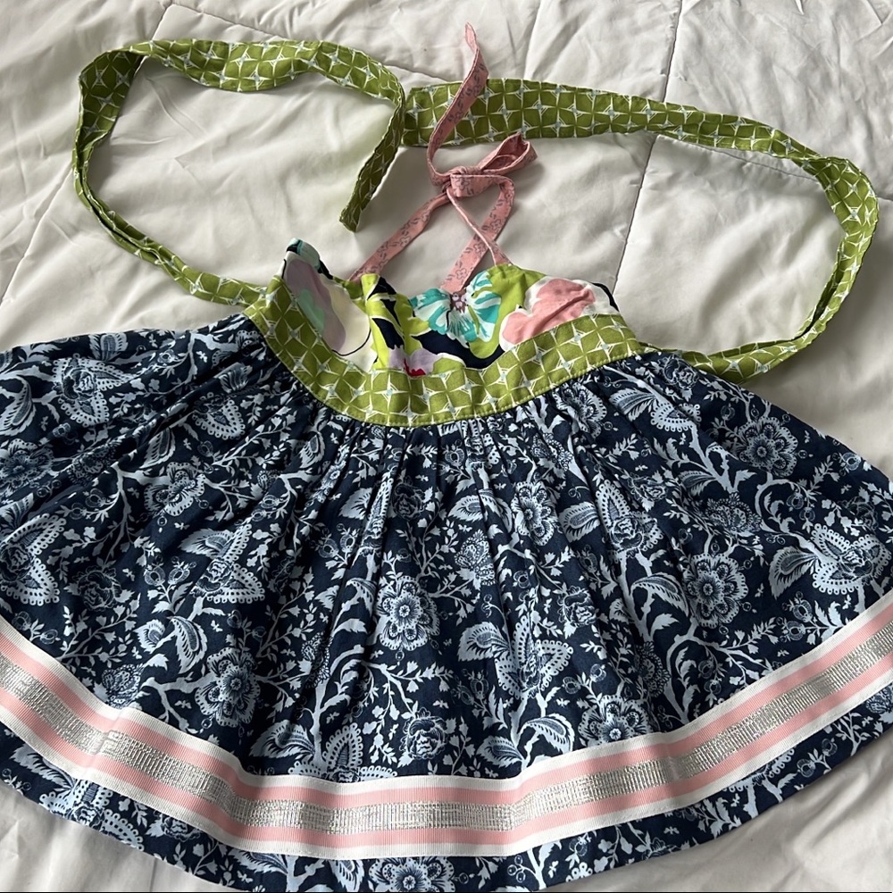 Sz 4 Moonflower 🌙 
Euc
Gorgeous silver trim!
SFpf HW